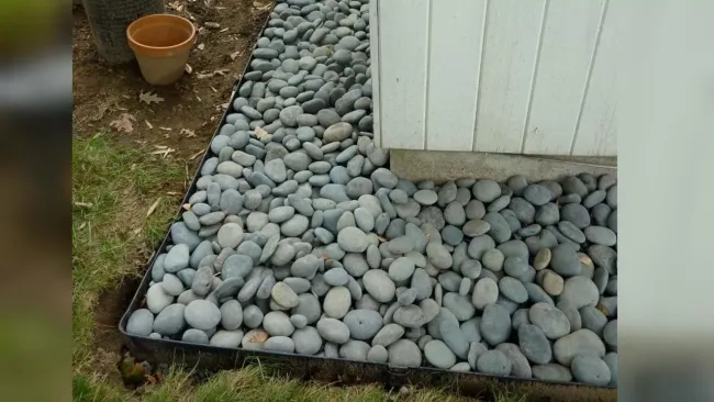 Долговечнее и крепче бетона: мягкая отмостка вокруг дома — дешево, просто и без возни с цементом