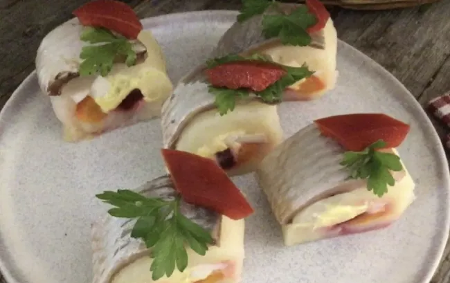 Холодная закуска из сельди: просто и необычно, улетает с тарелок за 5 минут