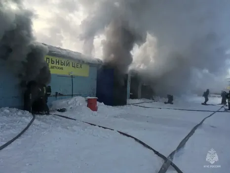 В Сургуте загорелся мебельный цех: площадь пожара около 300 кв. метров