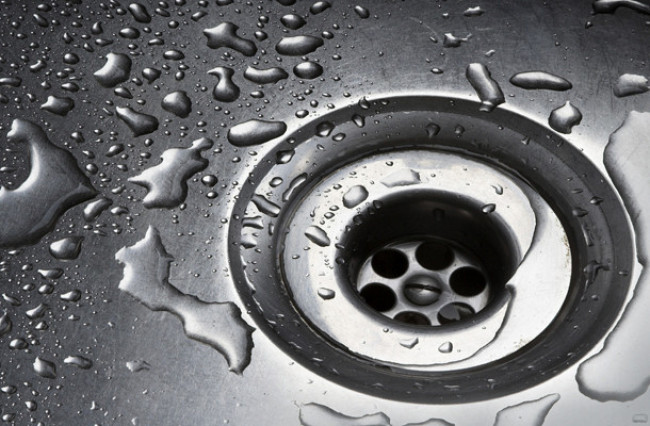 Засор вылетит в трубу со свистом: запихиваем в слив простой предмет из кухни &mdash; не нужны ни вантузы, ни &laquo;Кроты&raquo;