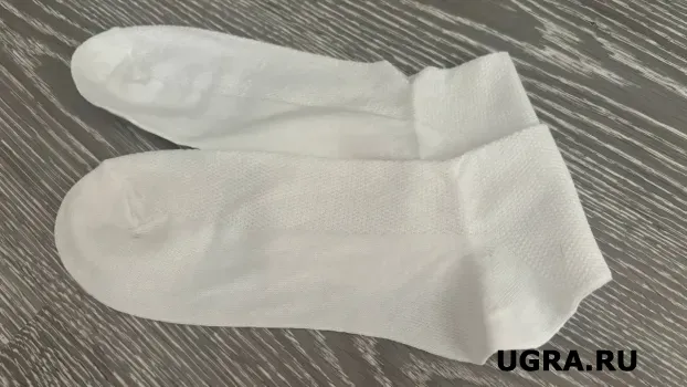 Беру капроновый носок и надеваю на тапок: вот зачем я так делаю &mdash;хитроумный трюк для уборки дома