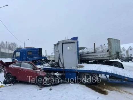 На трассе ХМАО в массовом ДТП с грузовиками погиб молодой водитель