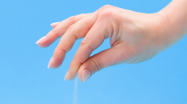 Посыпьте соль у порога и живите себе спокойно: вот зачем это нужно &mdash; древняя хитрость поражает актуальностью