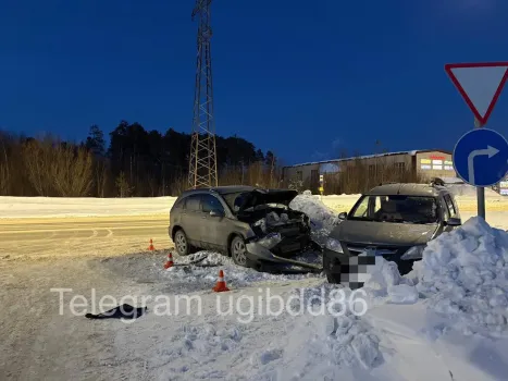 В Нижневартовске водитель ВАЗа не уступил дорогу и попал в ДТП: пострадали два пассажира