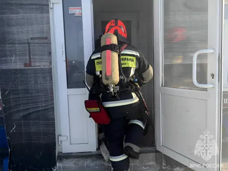 В Нефтеюганске потушили крупный пожар на складе