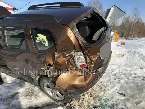 В Югре пьяный водитель грузовика протаранил машину с ребенком