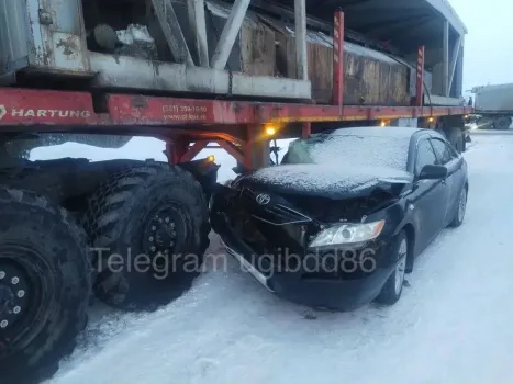 Запрещенный обгон закончился трагедией: на трассе Югры столкнулись Toyota и КамАЗ