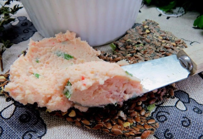 Намазка на хлеб &laquo;Голодный гость&raquo; спасёт хозяйку: Готовится невероятно просто &mdash; тарелки будут вылизаны до блеска