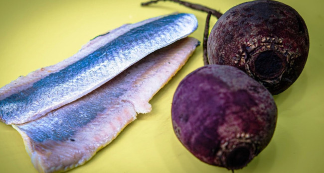 Беру обычную свеклу и селедку: с таким салатом даже «Шуба» не в почете — домашние просят готовить по 3 раза в день