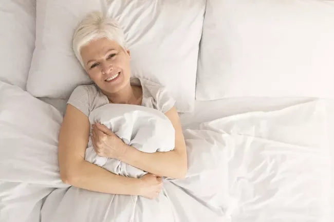 Никакого застоя крови, закупорки сосудов и варикоза: доктор назвал минутное упражнение &mdash; легко делать прямо в постели каждое утро