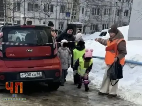 В Нижневартовске воспитательница провела детей через опасную зону