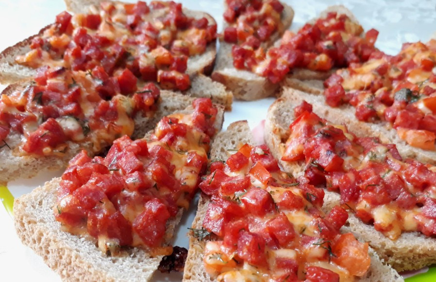 Эту намазку на хлеб приготовите легко: Даже чайник вскипеть не успеет — не хуже дорогой пиццы