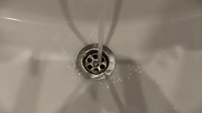 Даже вековой засор размягчится за минуты: для прочистки труб используйте мощное средство &mdash; сантехники об этом молчат