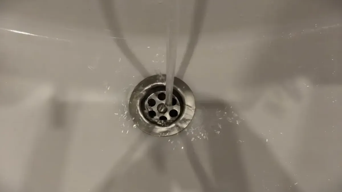 Даже вековой засор размягчится за минуты: для прочистки труб используйте мощное средство — сантехники об этом молчат