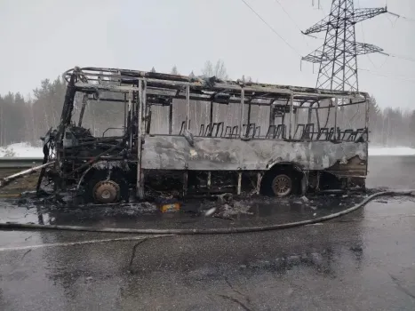 На трассе под Нижневартовском сгорел вахтовый автобус