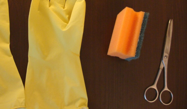 Вот зачем умные хозяйки делают дыру в губке для посуды: Невероятная чистота обеспечена &mdash; проверили лично