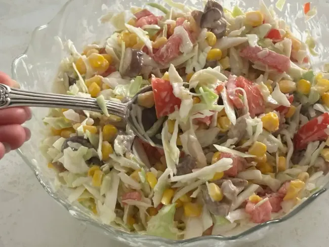 Забудьте про кукурузу: смешиваю крабовые палочки с этим продуктом и наслаждаюсь вкуснятиной &mdash; рецепт быстрого салата &laquo;Минутка&raquo;