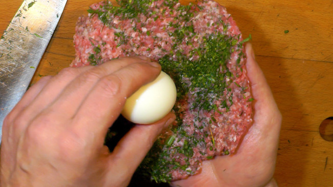 Просто кладу на фарш яйца и запекаю: Через 30 минут подаю на стол шикарное ресторанное блюдо &mdash; гости утирают слёзы счастья