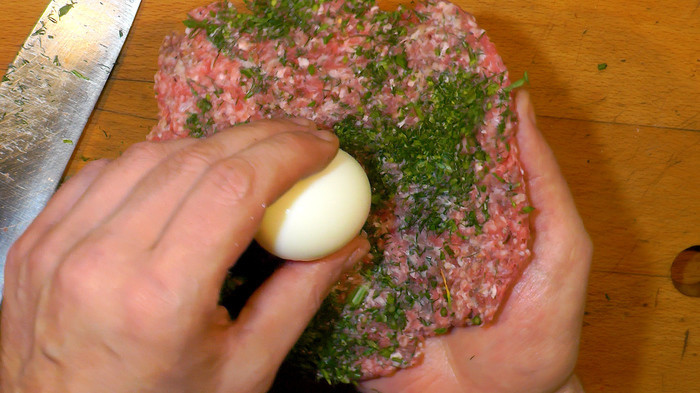 Просто кладу на фарш яйца и запекаю: Через 30 минут подаю на стол шикарное ресторанное блюдо — гости утирают слёзы счастья