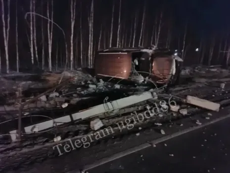 В Нефтеюганске иномарка врезалась в опору ЛЭП и перевернулась