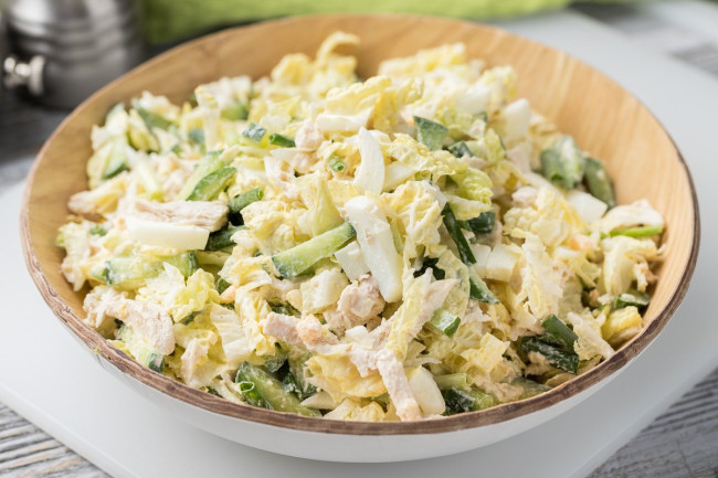 Штаны начнут слетать через 7 дней: готовьте на ужин этот сытный салат — вкуснее всех «Щеток» и «Метелок»