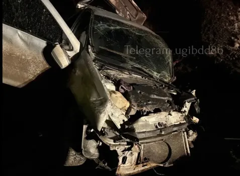 В Нижневартовске 18-летний водитель съехал с дороги, перевернулся и получил травмы