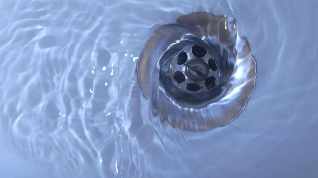 Засор вылетит в трубу, как пробка: засуньте в слив простой домашний предмет &mdash; никакой трос не нужен