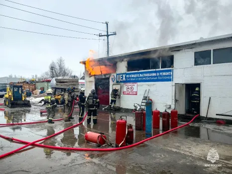 В Сургуте загорелось СТО с газовыми баллонами
