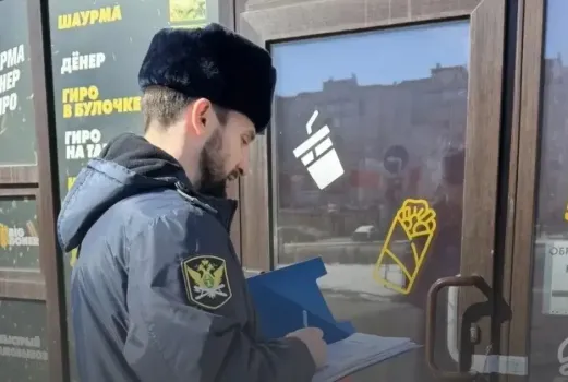 В Сургуте на 60 суток закрыли точку быстрого питания из-за мигранта