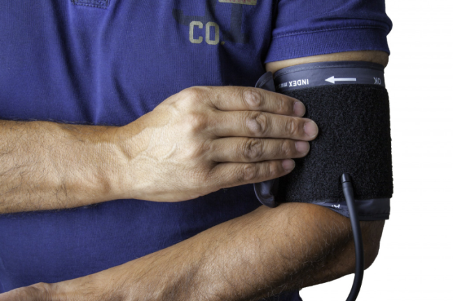 Тонометр может рассказать больше: О каких недугах станет известно, если измерить давление особым способом &mdash; кардиолог Лисицинский