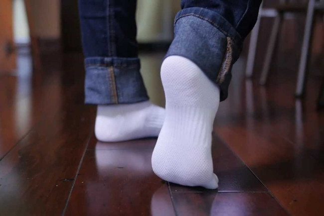 При мытье пола добавляю 2 ложки в ведро: особая вода сохранит чистоту на недели &mdash; даже белые носки не будут пачкаться