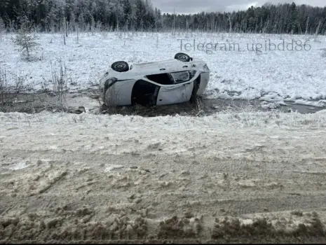 В ХМАО водитель ВАЗа не справился с управлением и вылетел в кювет