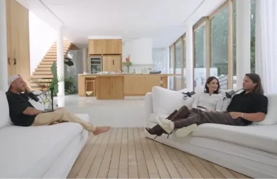 Блогер Айза выпустила свою первую книгу при поддержке мужа из Югры