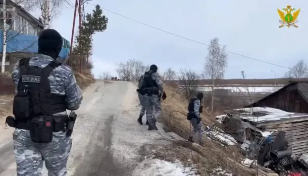 В ХМАО спецназ помог приставам изъять ребенка из неблагополучной семьи