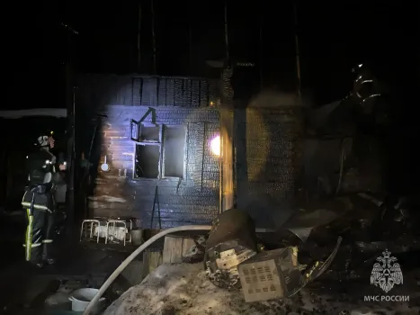В Ханты-Мансийске при пожаре в частном доме погибли четыре человека