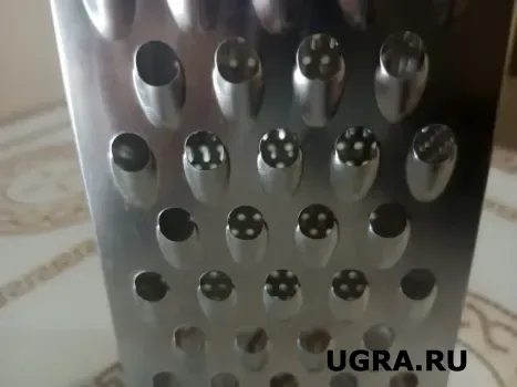 Вот чем затачиваю тупую тёрку: беру предмет с кухни и быстро возвращаю остроту &mdash; трет лучше новой