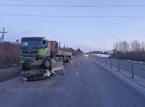 В Нефтеюганском районе водитель большегруза въехал в легковушку