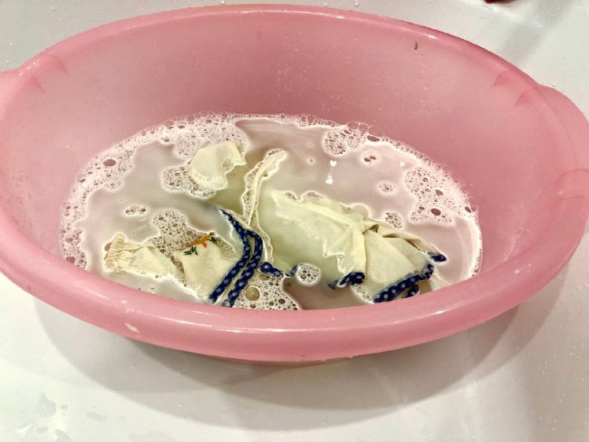 Замочите кухонные тряпки и полотенца в таком растворе: будут благоухать, как лепестки розы после дождя: вонь сгинет навсегда