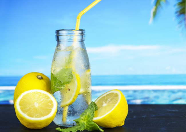 &laquo;Доводят себя до рака&raquo;: доктор Вялов объяснил, как россиян медленно убивает вода с лимоном