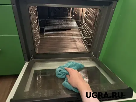 Стеклянная дверца духовки засияет как новая: нанесите это средство на 10 минут и протрите поверхность &mdash; для его приготовления всё уже есть дома