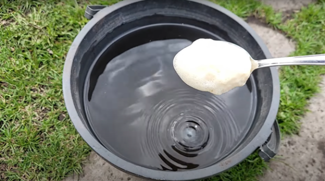 Всего 5 ложек на ведро, и земля как новая &mdash; живая, пушистая и плодородная: поливаем в мае для обильного урожая