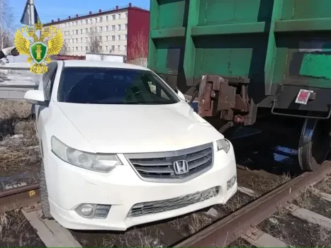 В Сургуте поезд столкнулся с легковым автомобилем