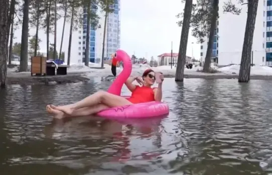 &laquo;Где хочу &mdash; там и море&raquo;: в Когалыме девушка устроила заплыв в луже