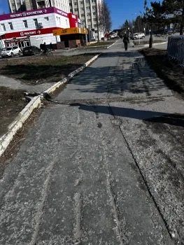 В городе ХМАО ребёнок выпал из коляски из-за ям на асфальте