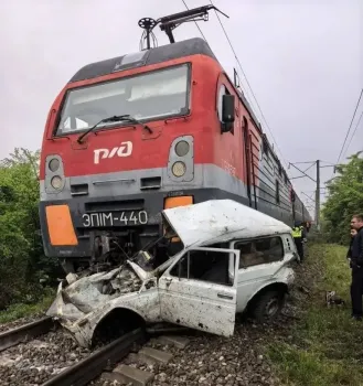 Поезд Адлер &mdash; Нижневартовск столкнулся с автомобилем в Краснодарском крае